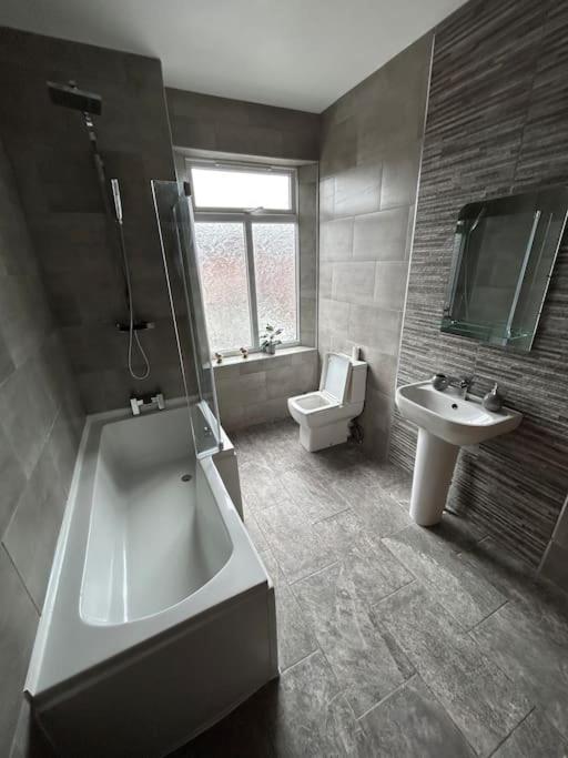 Spacious Homely 3 Bed Property Нюкасъл ъндър Лайм Екстериор снимка